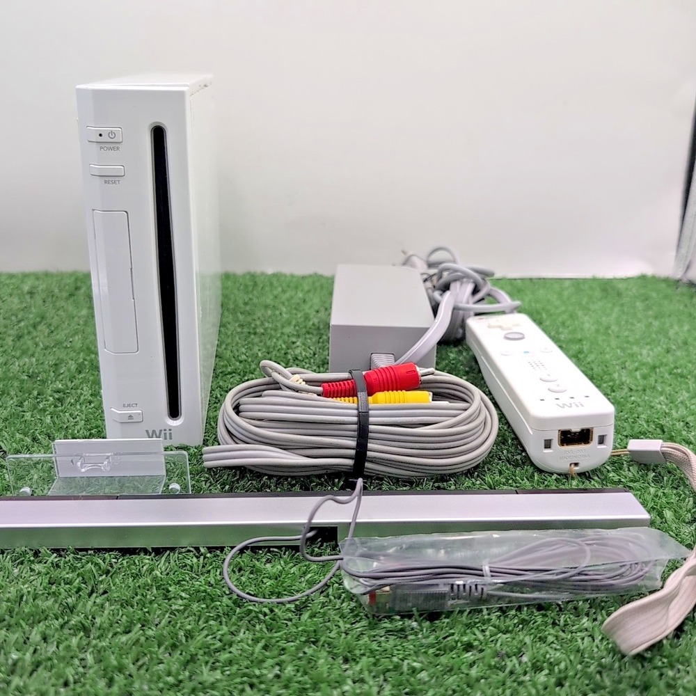 VTG Nintendo Wii White Video Game Console w/  Gaming Accessories RVL-001 Tested